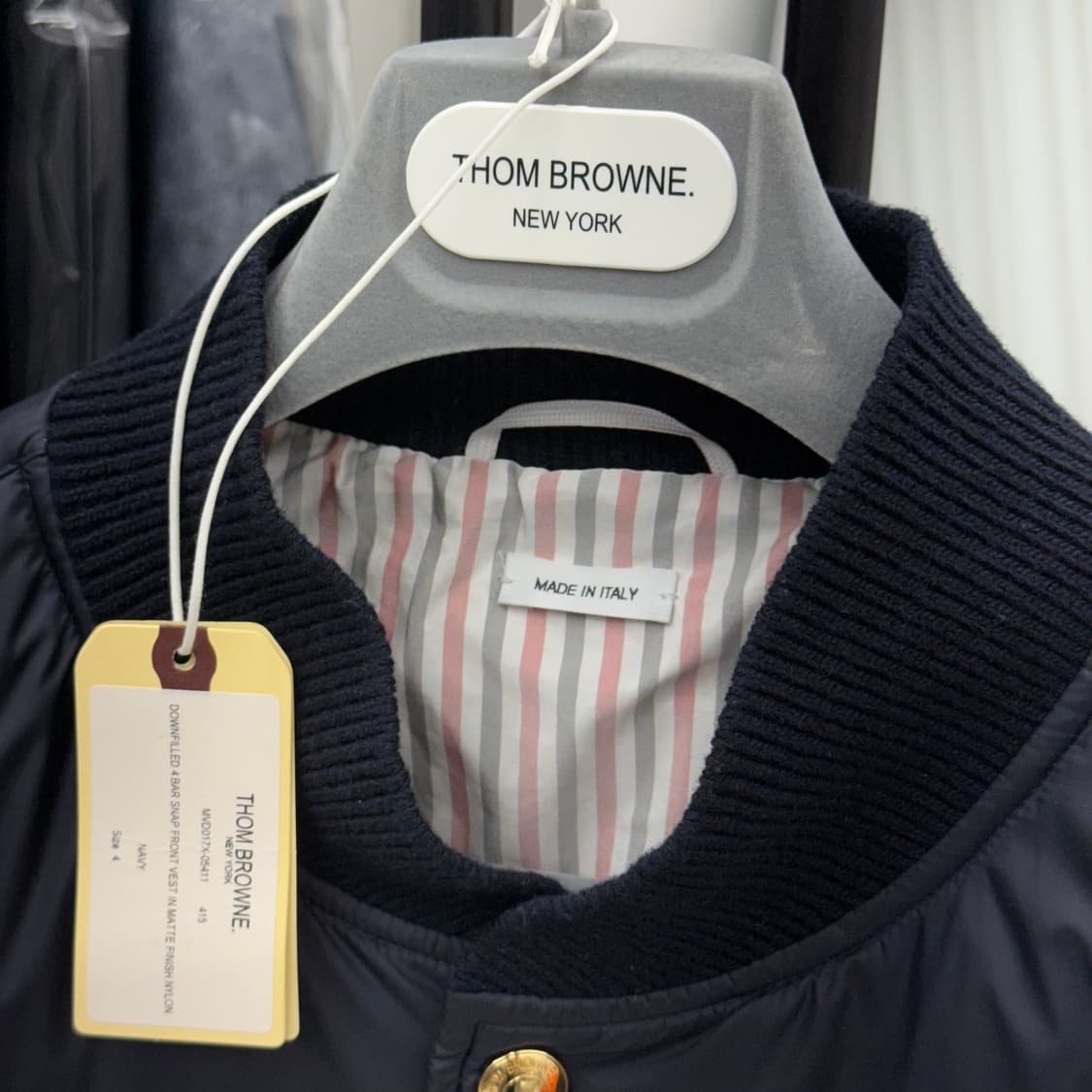 [4] 톰브라운 사선 나일론 금장 조끼패딩 상품이미지6