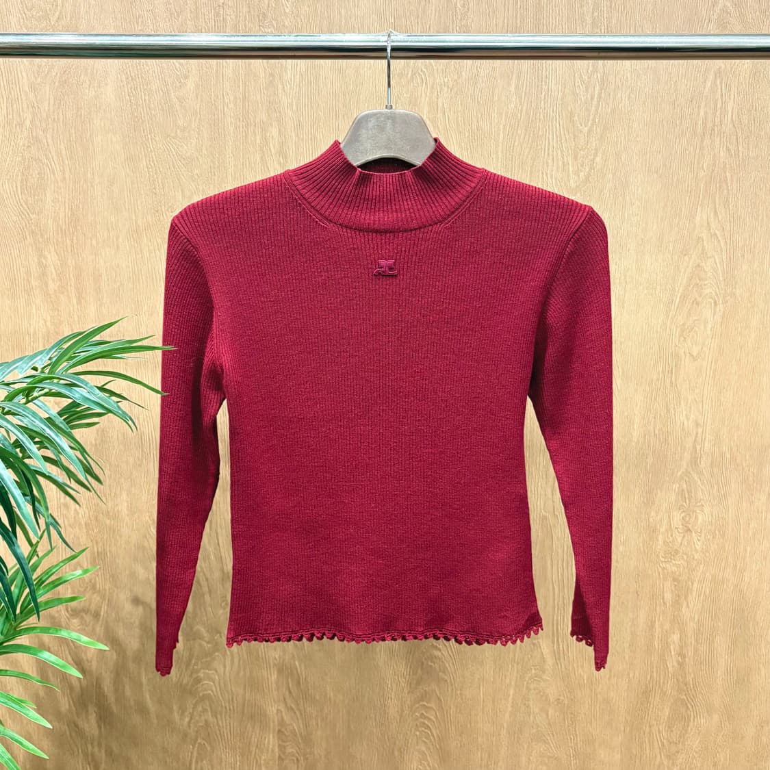 꾸레쥬 하프넥 골지 니트 로고 자수 패치 밑단 레이스 마감 디테일 레드 상품이미지1