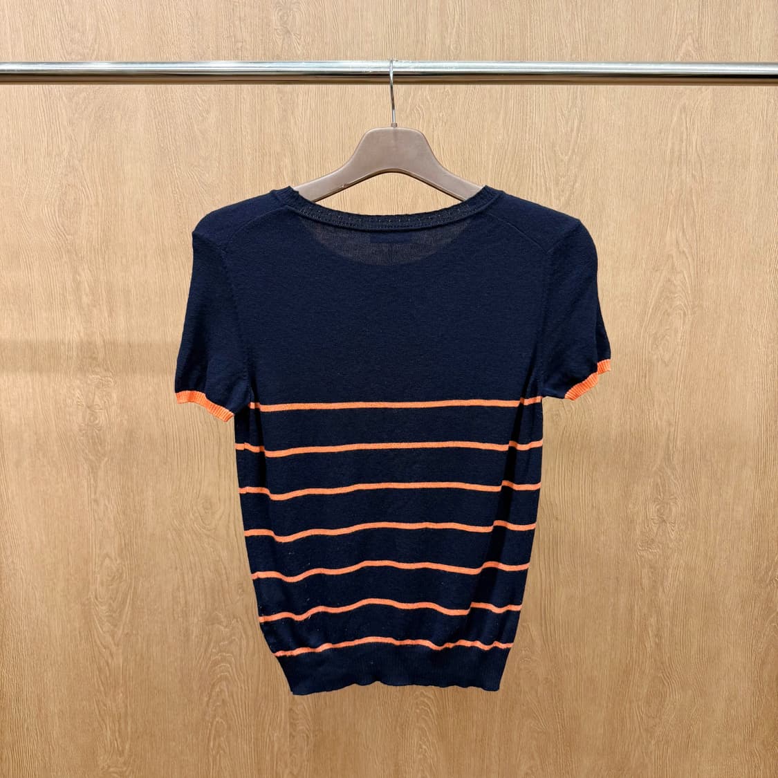 막스앤코 반팔 니트 스트라이프 디테일 슬림핏 네이비 오렌지 배색 상품이미지3
