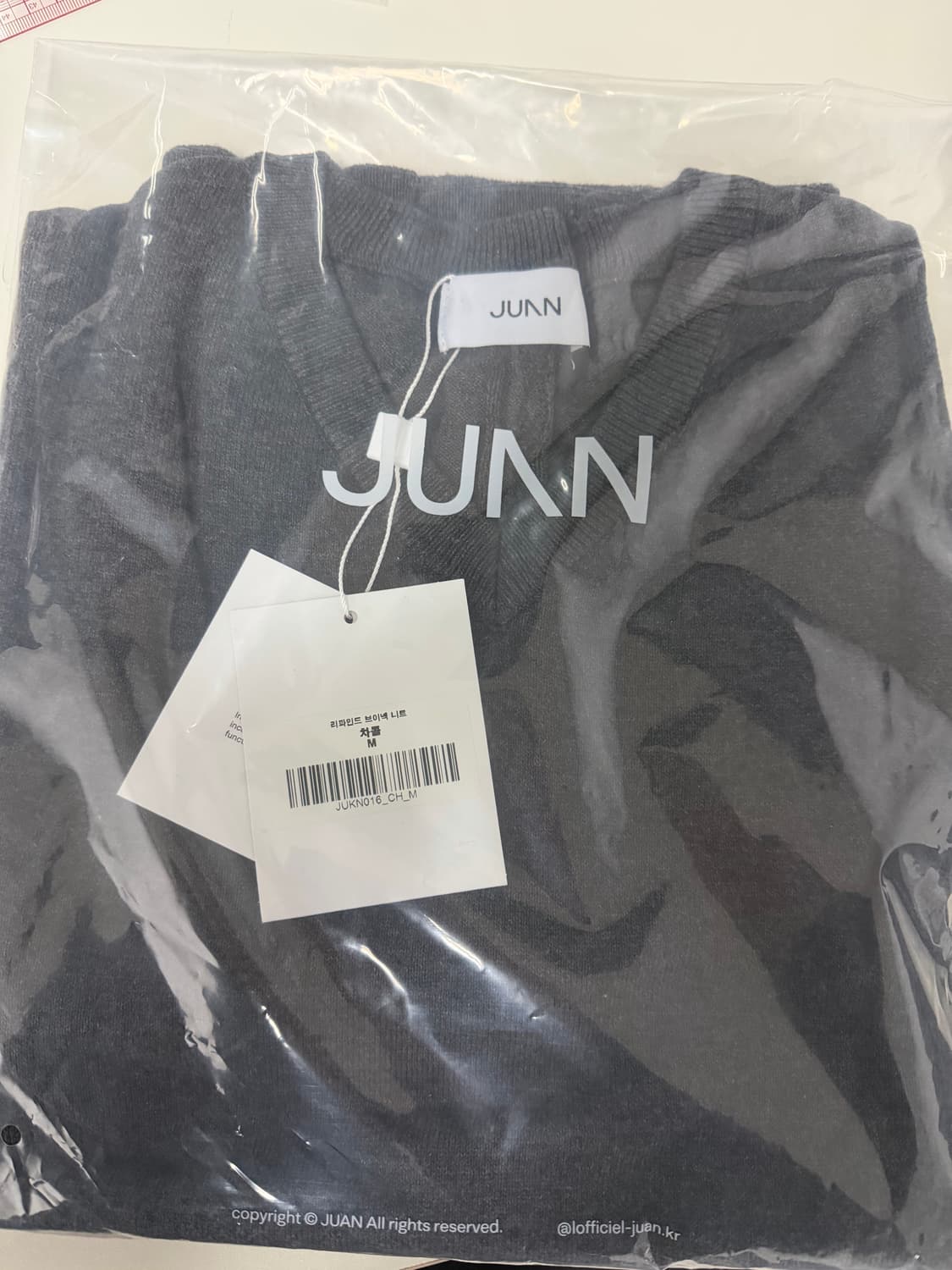 주앙옴므 리파인드 브이넥 니트 차콜 상품이미지2