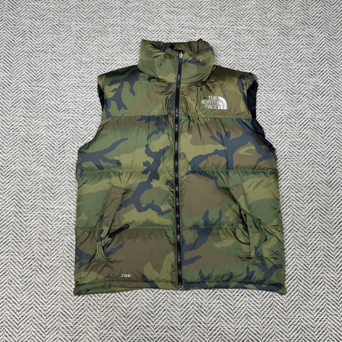 노스페이스 센터로고 무광 카모 700 눕시 패딩 조끼 베스트 상품이미지2