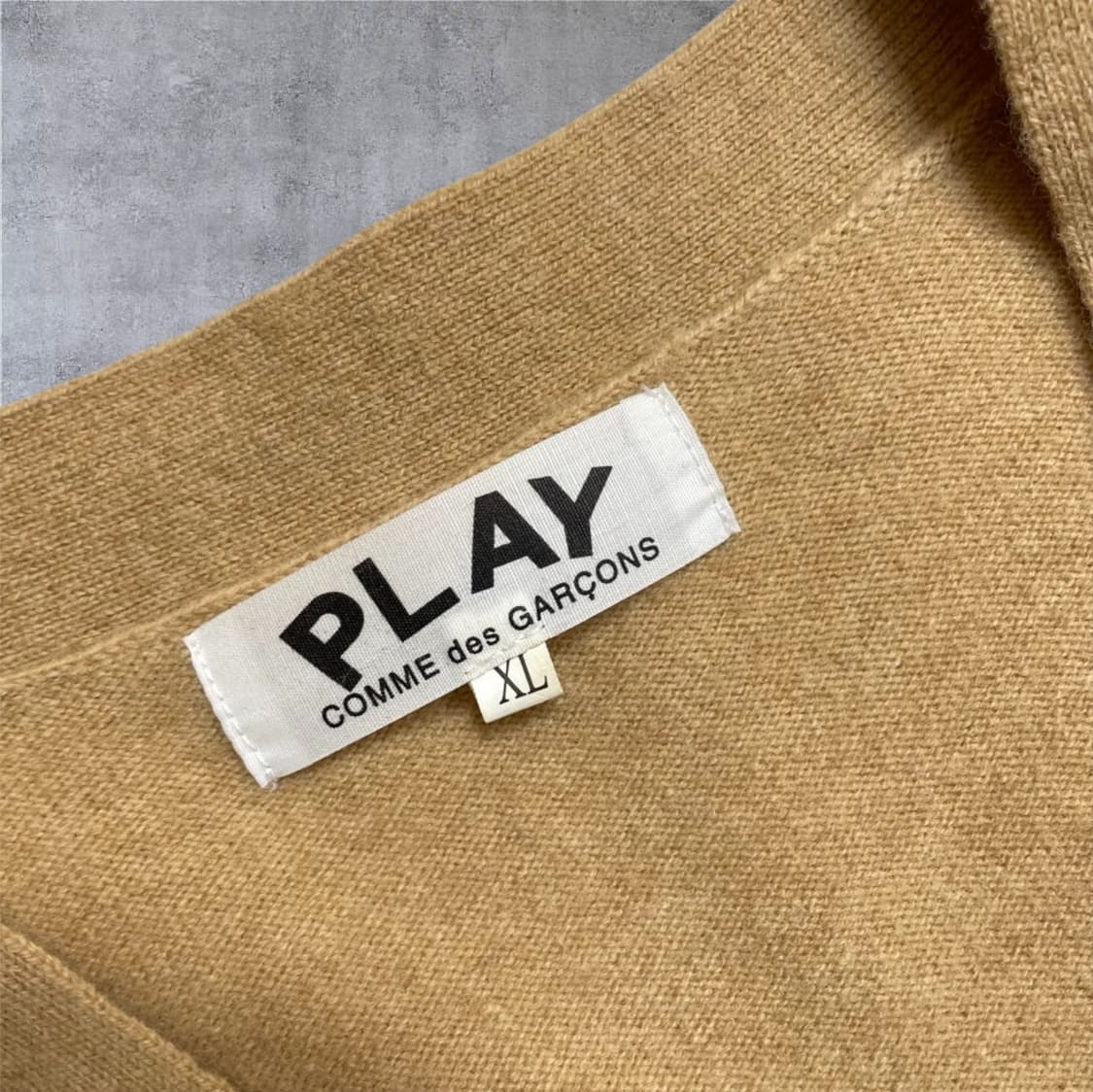 꼼데가르송 PLAY 베이지 블랙하트 와펜 브이넥 가디건 XL 상품이미지2