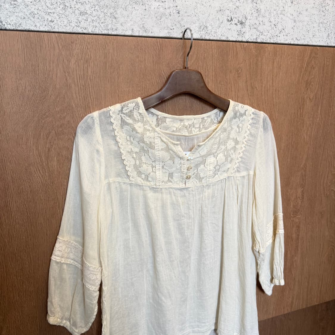 빈티지 헨리넥 블라우스 플로럴 레이스 자수 디테일 루즈핏 아이보리 상품이미지3