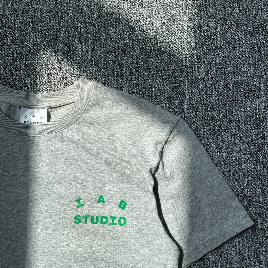 아이앱스튜디오 그레이 그린 티셔츠 상품이미지3