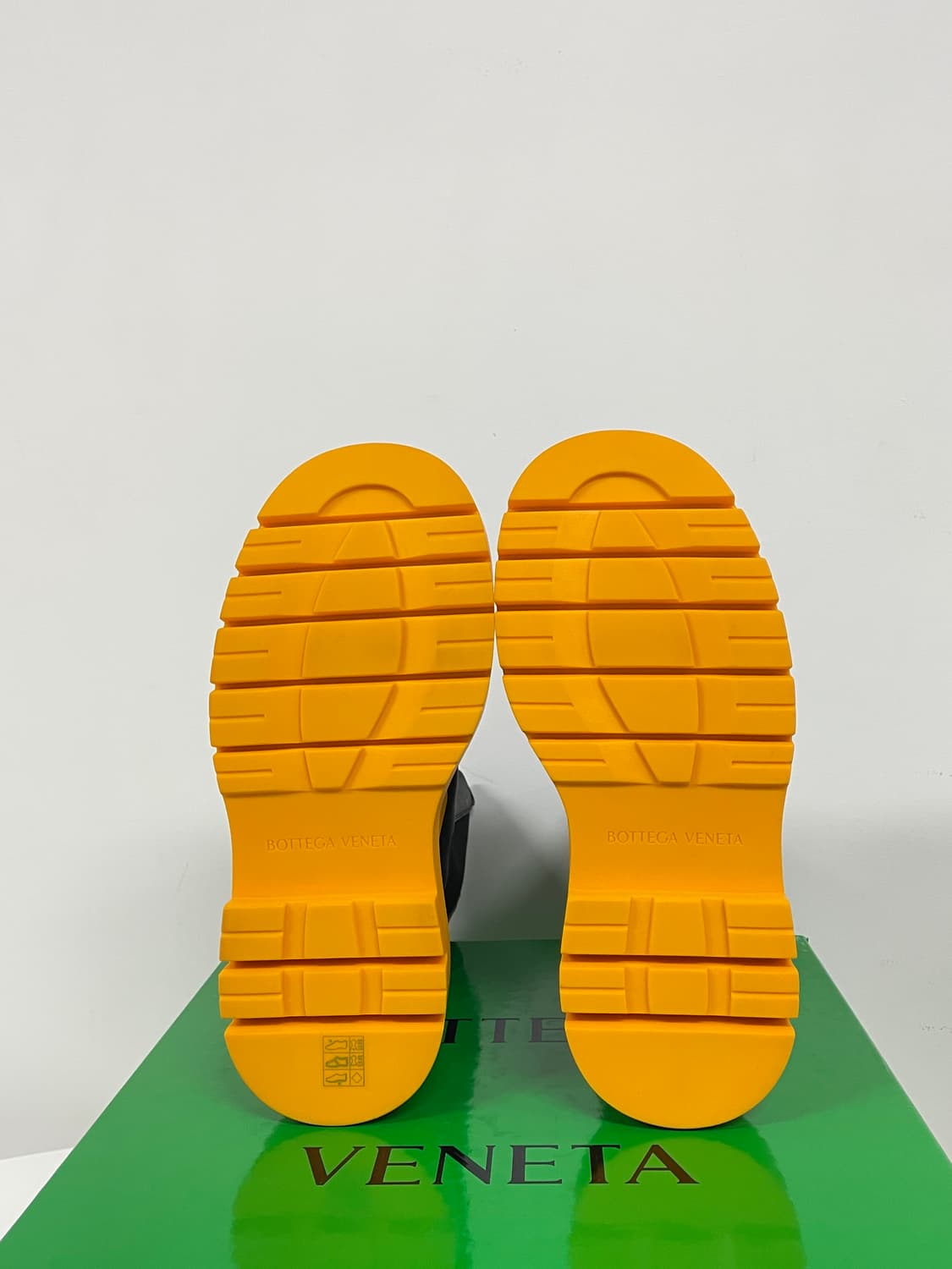 새상품 보테가 베네타 타이어 첼시 부츠 블랙 탠저린 상품이미지9