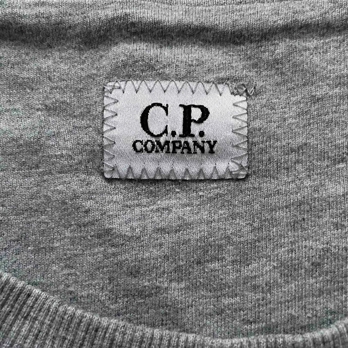 C.P. 컴퍼니 다이애그널 레이즈드 플리스 로고 맨투맨 상품이미지2