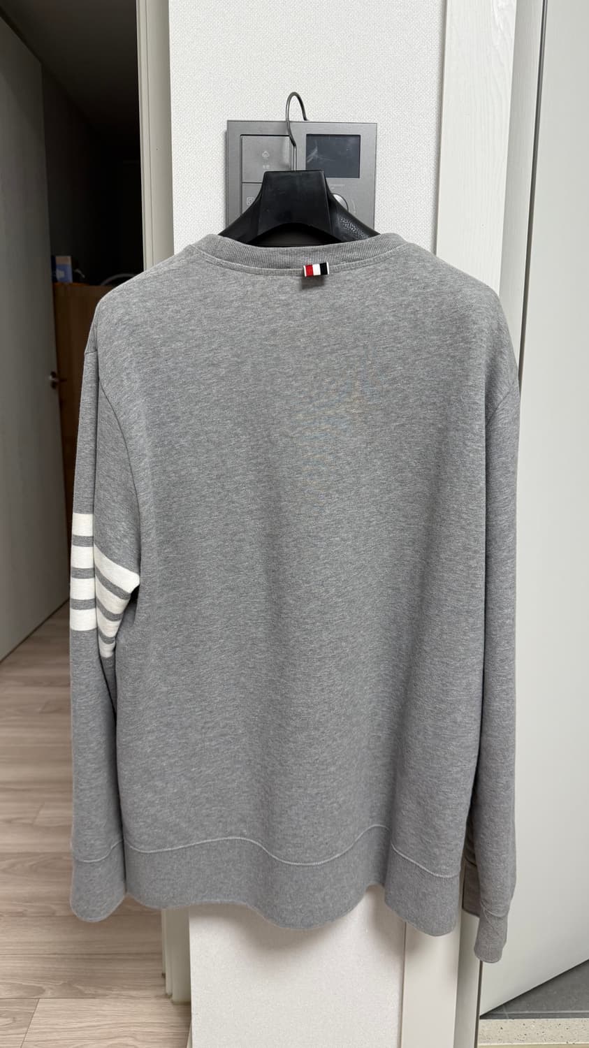 [6] 톰브라운 사선완장 맨투맨 그레이 상품이미지3