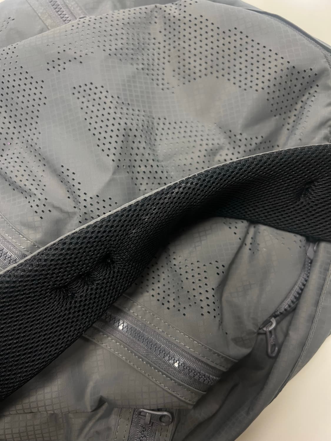 산산기어 백팩 LASER DOT BACKPACK 차콜 상품이미지5