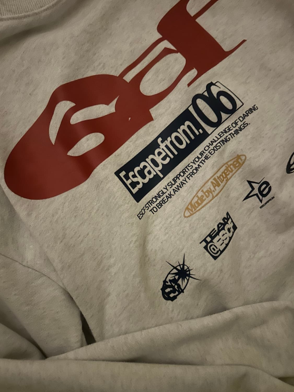 이스케이프프롬 로고 콜라주 맨투맨 상품이미지4