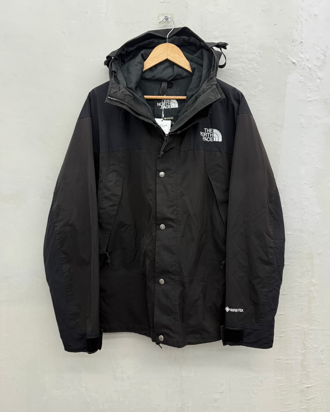 노스페이스 GORE-TEX 마운틴 자켓 블랙 상품이미지1