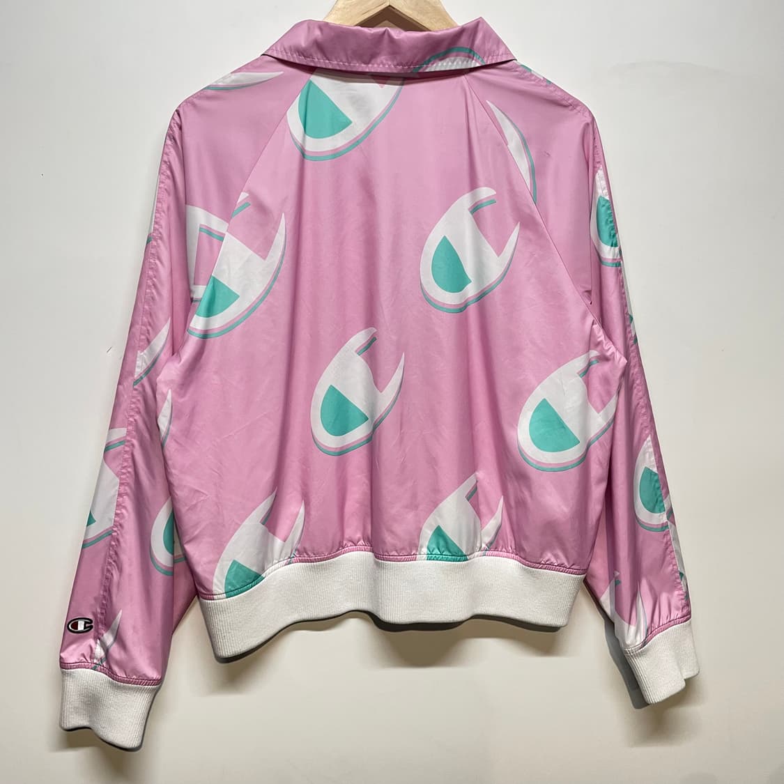 챔피온 핑크 로고 패턴 코치 자켓 상품이미지4