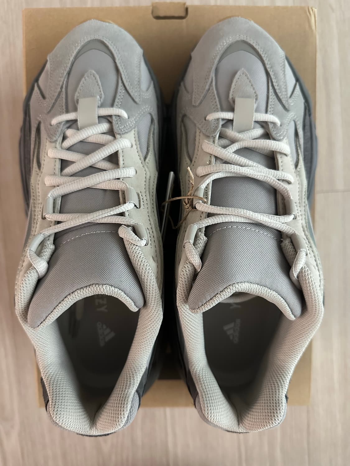 [275] 이지 부스트 700 V2 테프라 상품이미지3