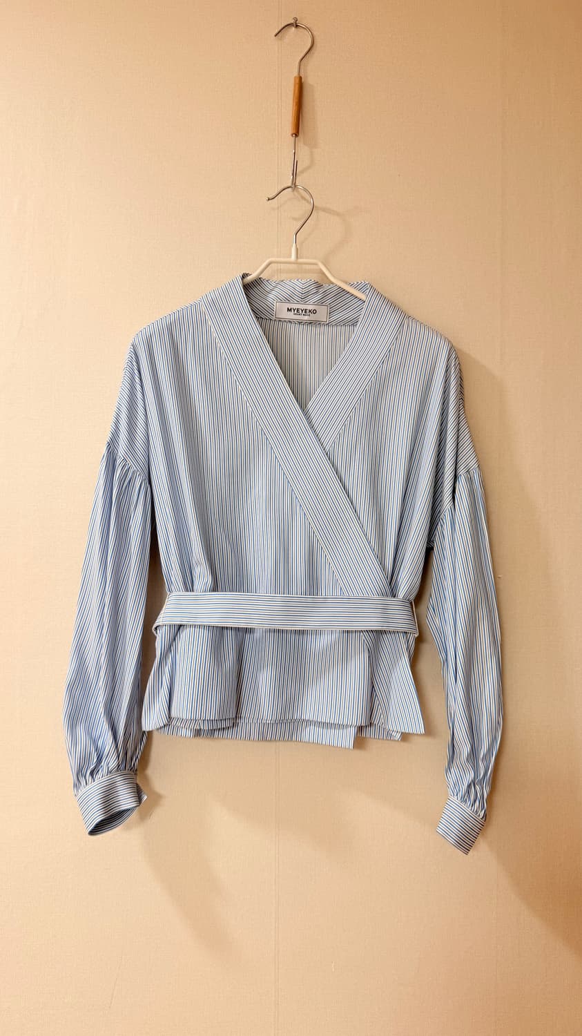 마이아이코 MYEYEKO 스트라이프 벨티드 랩스타일셔츠 정가 18만원대 상품이미지2