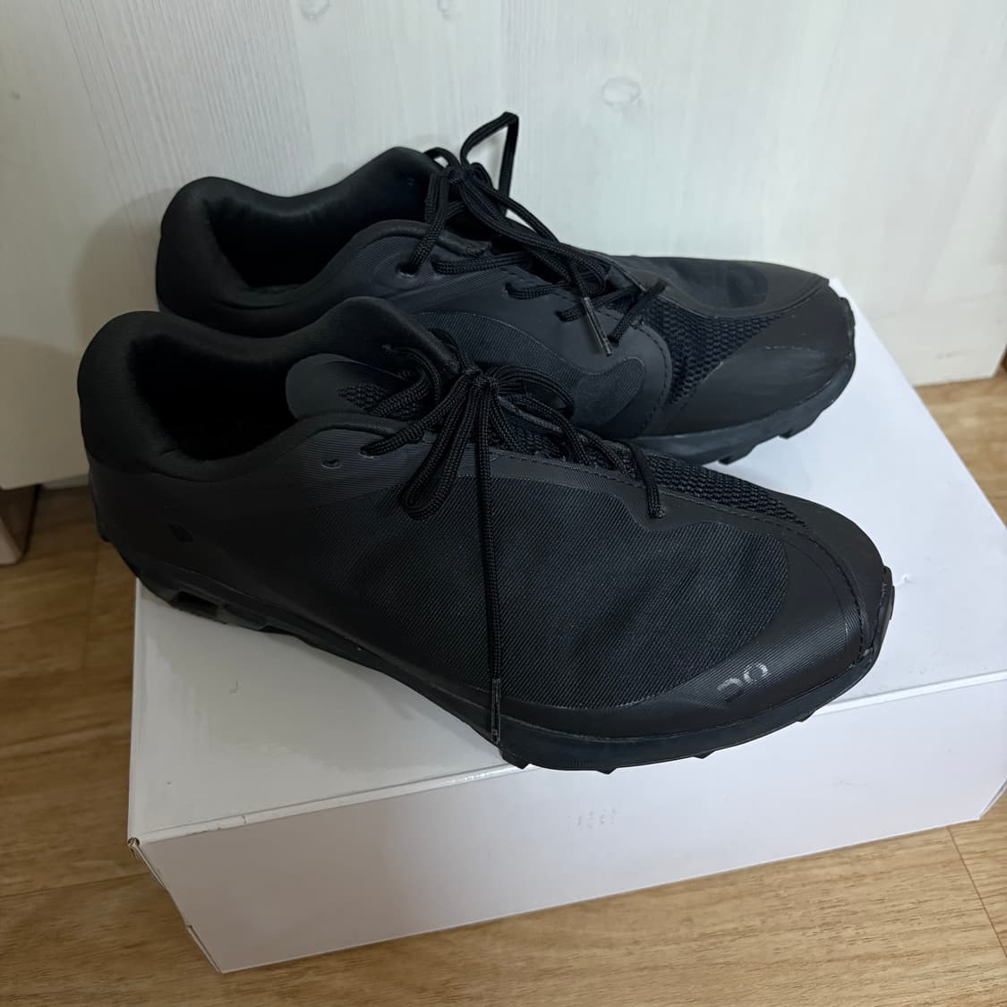 (W) 온 러닝 x 포스트 아카이브 팩션 클라우드벤쳐 피크 올 블랙 상품이미지4