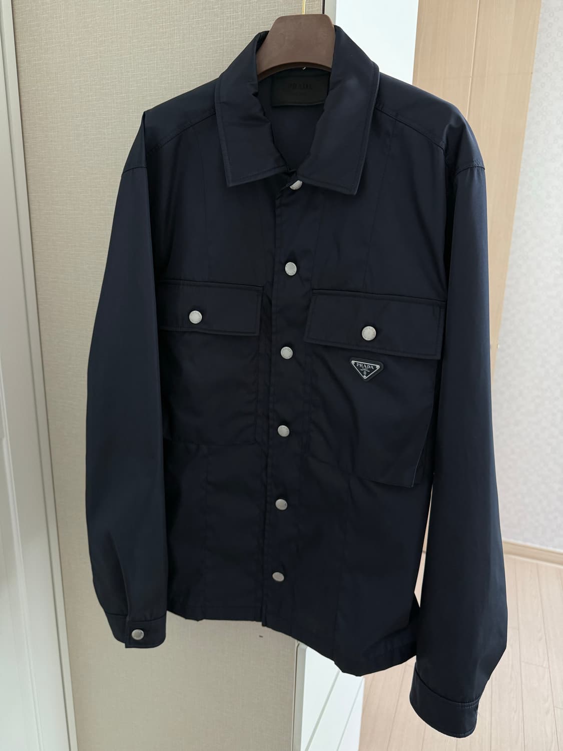 [L] 프라다 23ss 삼각로고 리나일론 셔츠 자켓 상품이미지1