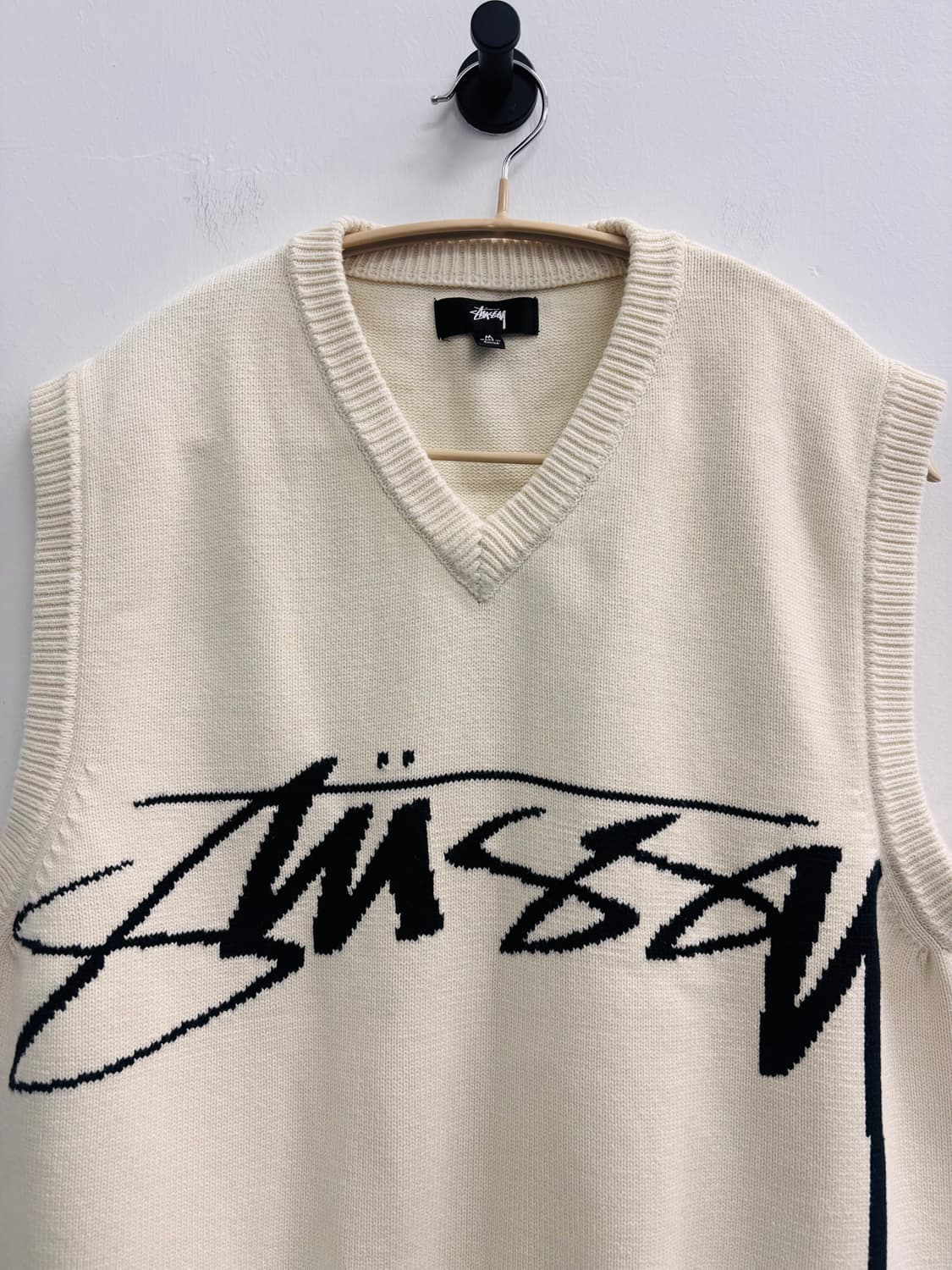 스투시(STUSSY) 빅 로고 V넥 니트 베스트 아이보리 상품이미지2