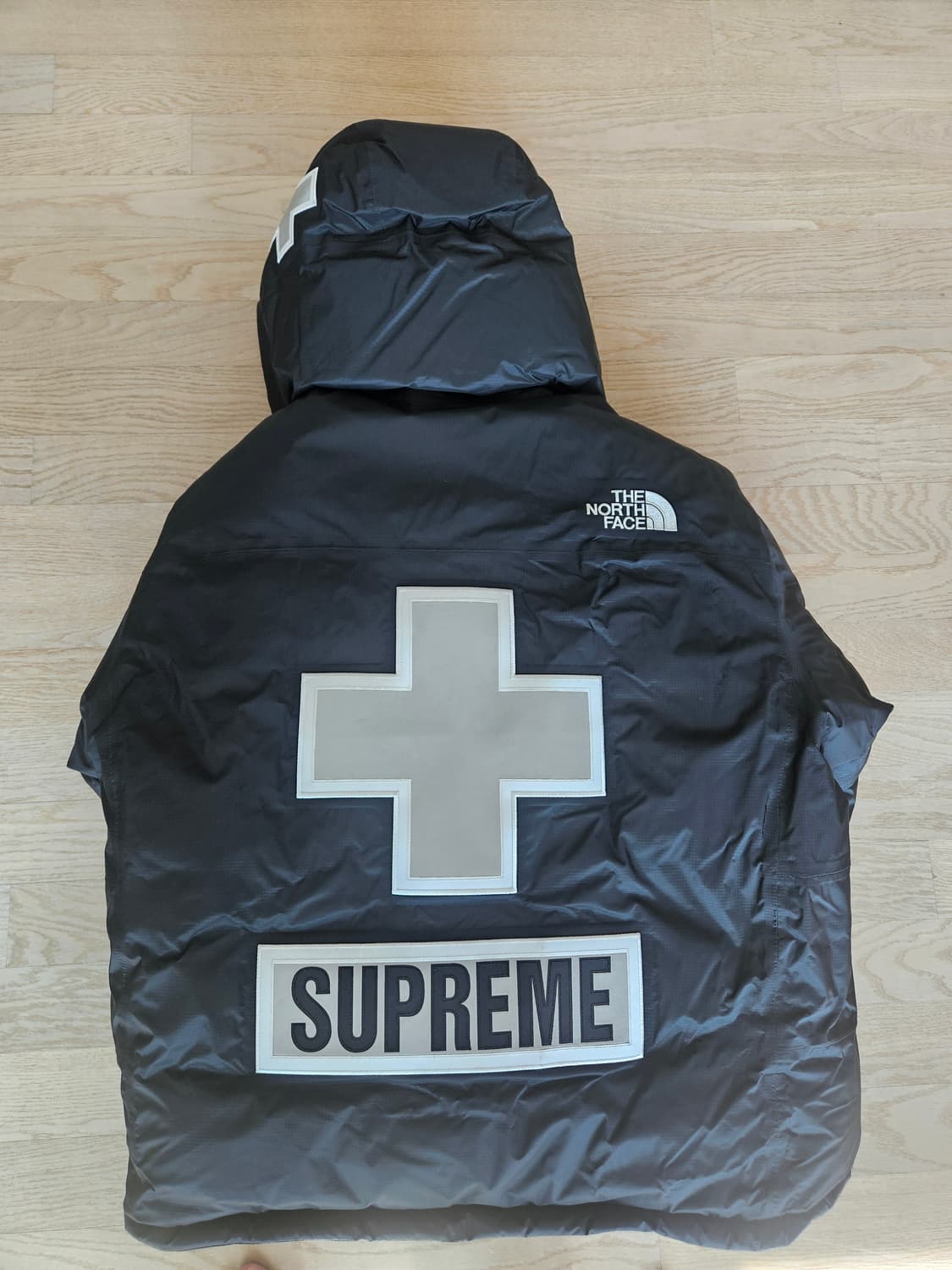 슈프림X노스페이스  서밋 시리즈 레스 큐 발토로 패딩 상품이미지3