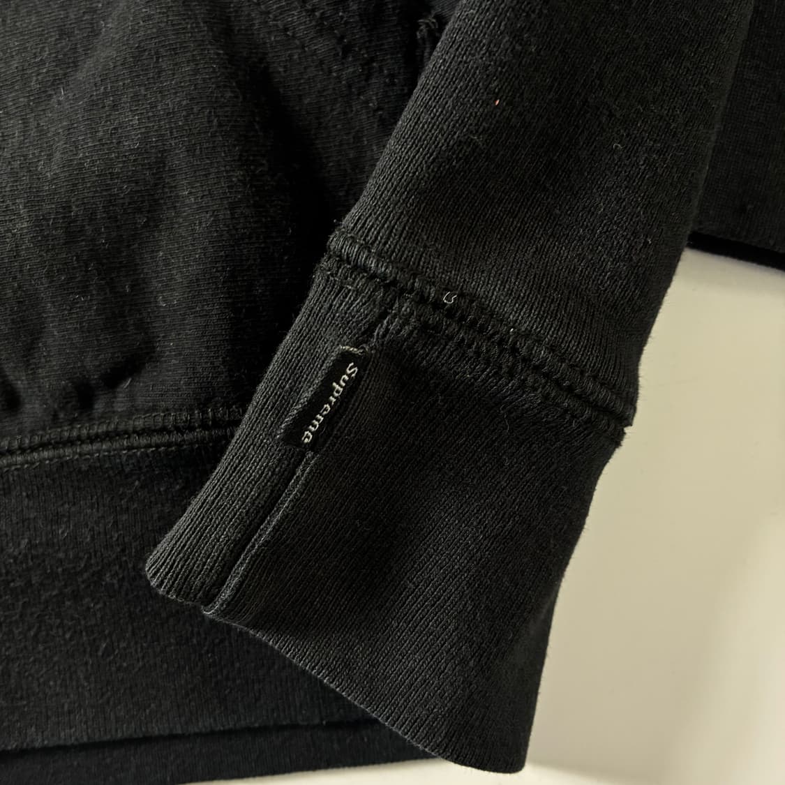 Supreme  슈프림 x 카우스 초크 로고 블랙 후드티  상품이미지4