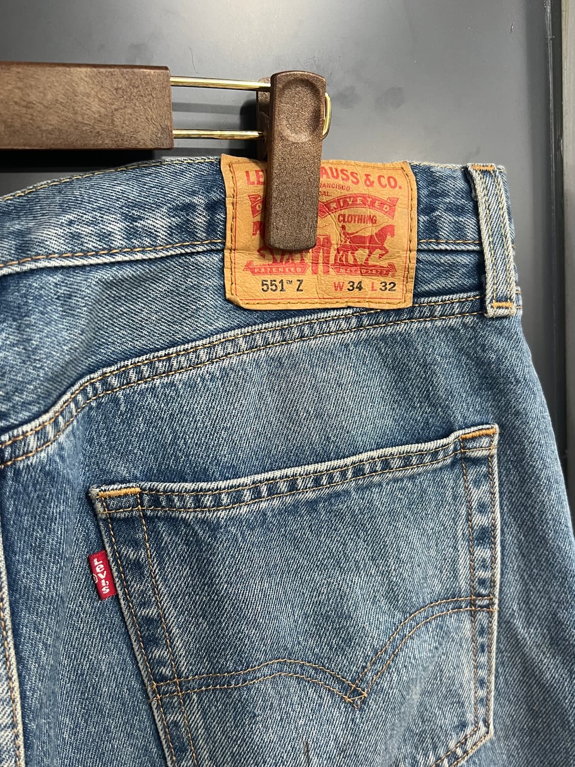 Levis 리바이스 551z 릴랙스드 스트레이트핏 연청 데님 팬츠 상품이미지3