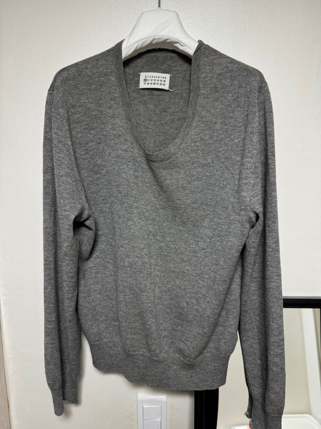 마틴 마르지엘라 언발란스 루즈넥 니트 상품이미지2