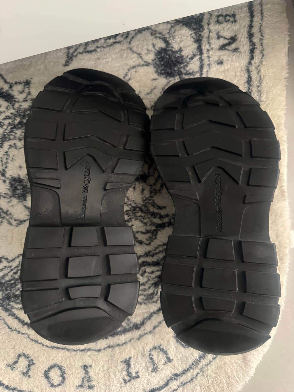 알렉산더맥퀸 트레드슬릭 블랙 상품이미지2