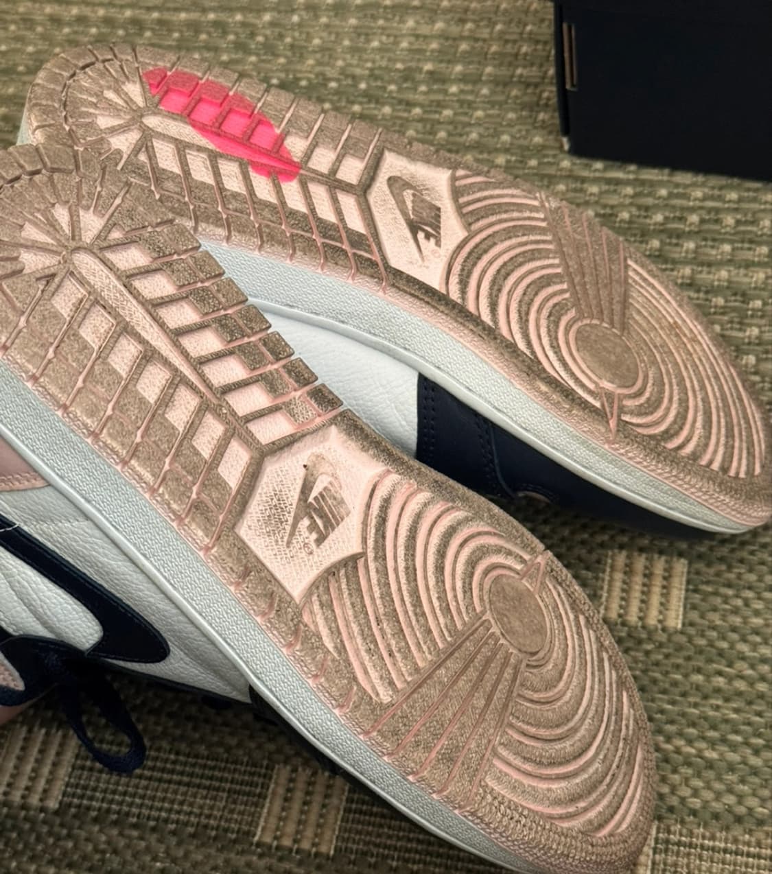 나이키 조던 1 레트로 하이 OG 애트모스피어 버블검 255 상품이미지2