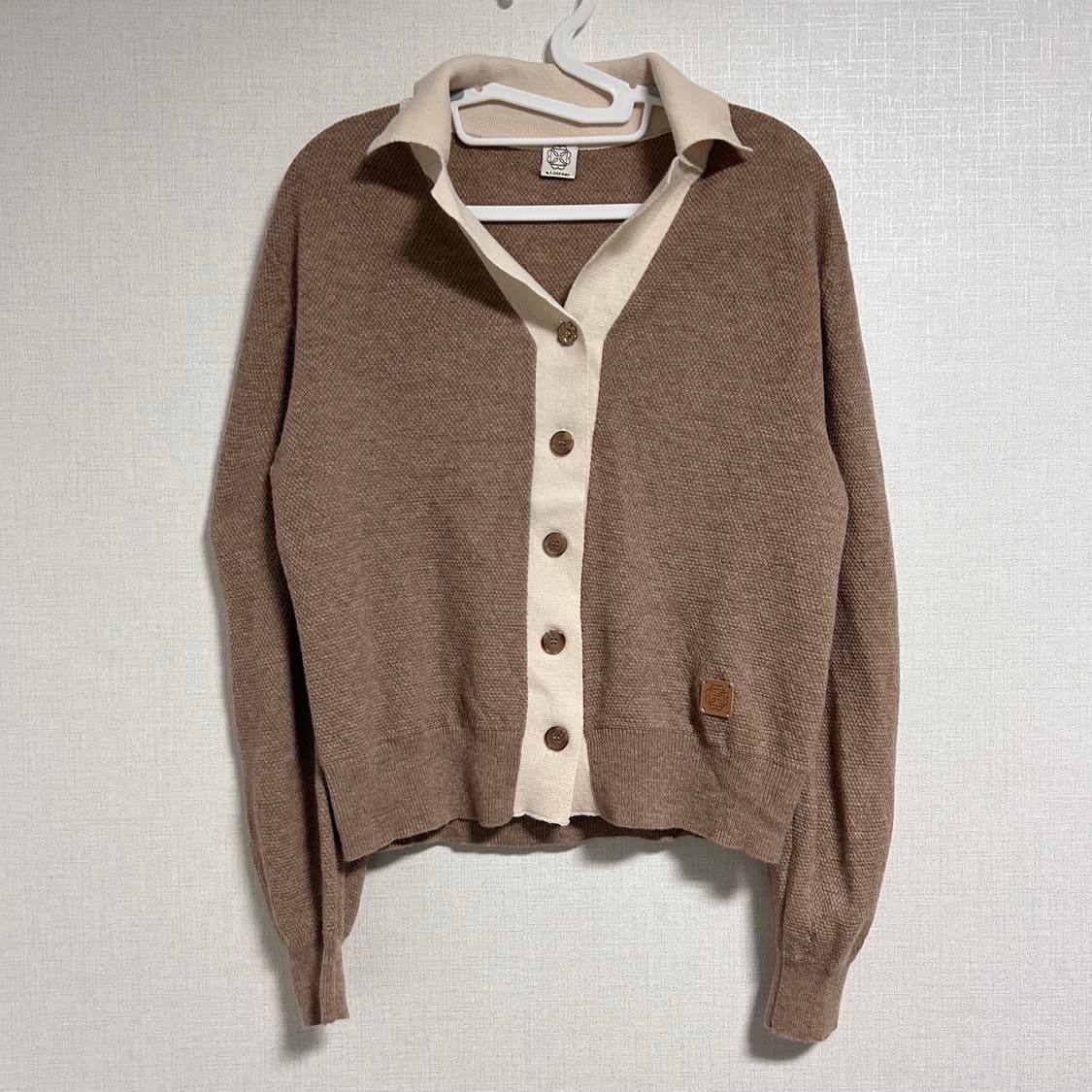 앳코너 슈퍼파인 메리노 울 카라 콤비 니트 가디건 베이지 (차정원 착용) 상품이미지7