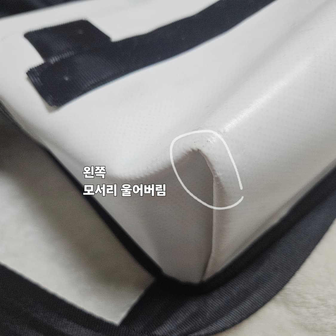 아더에러 스몰 트레이스 이스티 메신저백 화이트 상품이미지9