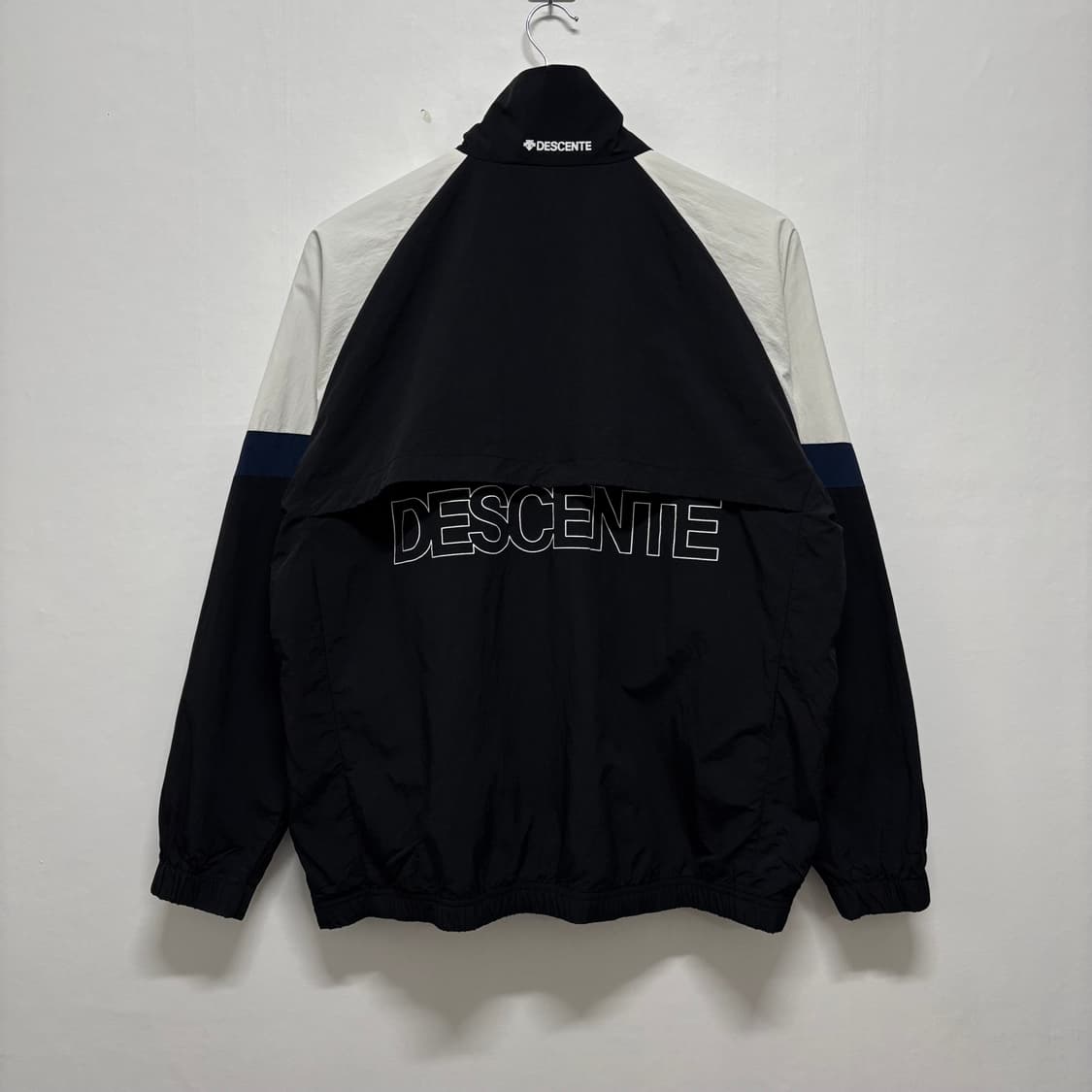 데상트 블랙/화이트 바람막이 상품이미지3