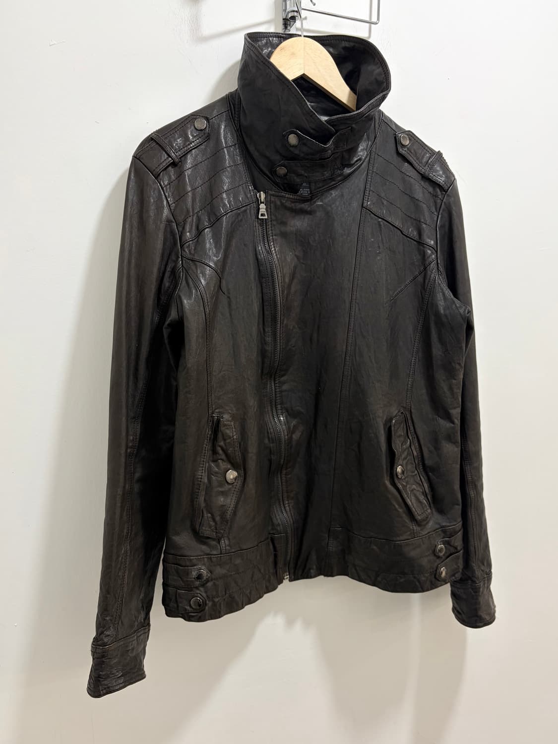 게스 양가죽 레더 하이넥 라이더 자켓 상품이미지1