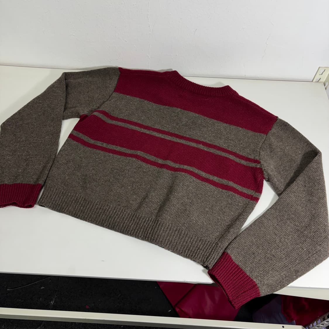 우먼OS 스컬프터 버건디 크롭 브이넥 니트 상품이미지2