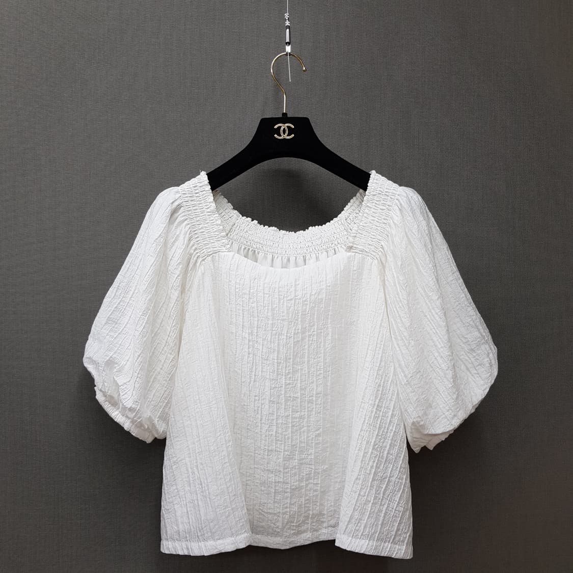 클럽모나코 2025스모크 밴딩 퍼프 슬리브 블라우스 S사이즈 상품이미지1