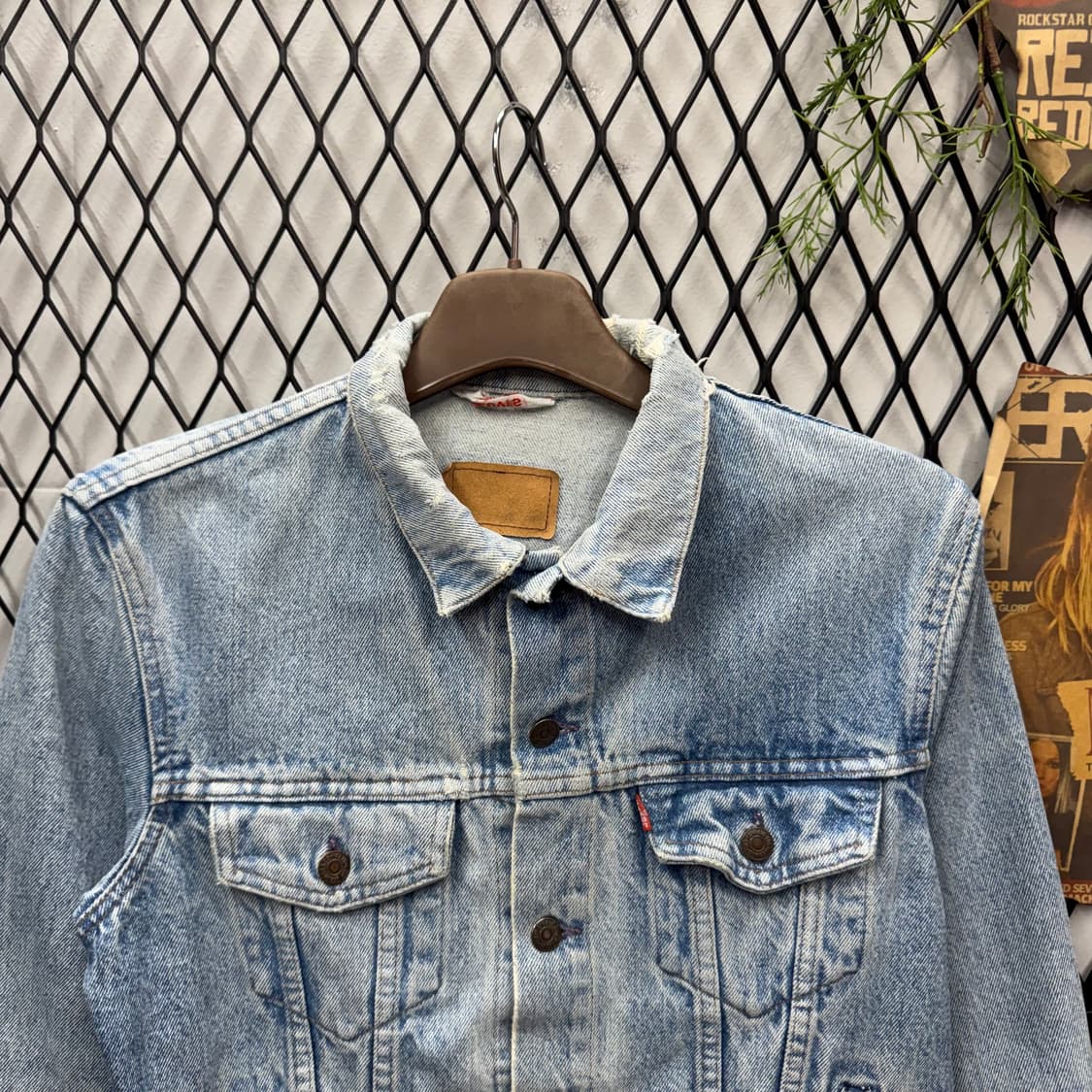 90s 리바이스 데님 트러커 자켓 전면 투포켓 디테일 연청 상품이미지3