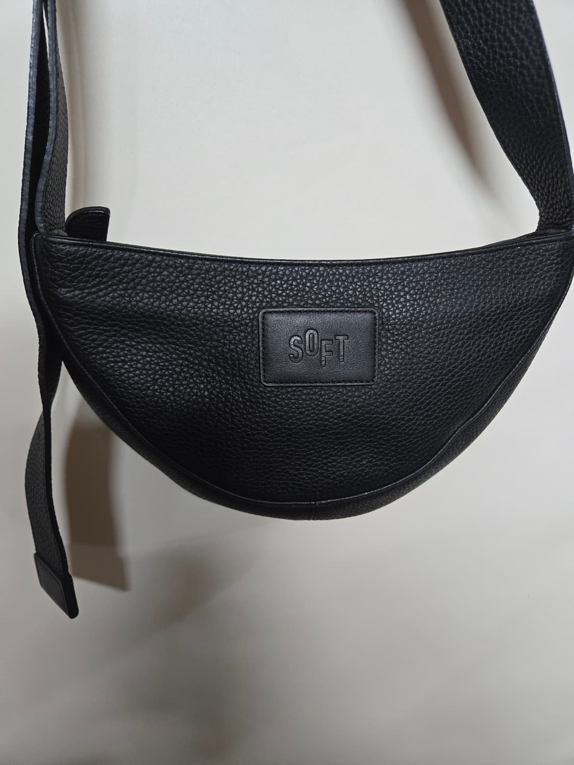 소프트서울 하프문 레더 크로스백 블랙 상품이미지5