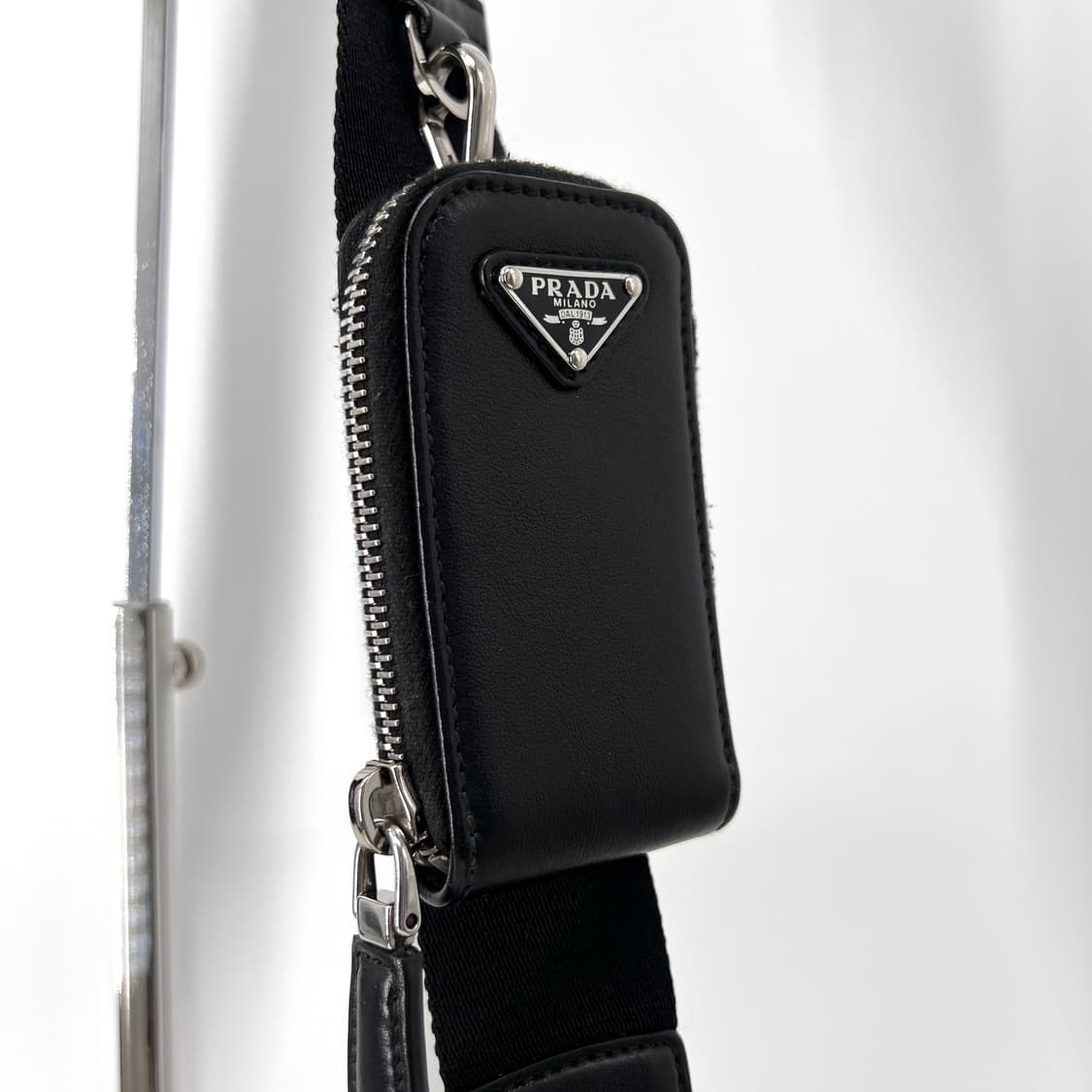 프라다 트라이앵글 레더 숄더백 크로스백 블랙 (1BH190) 상품이미지6