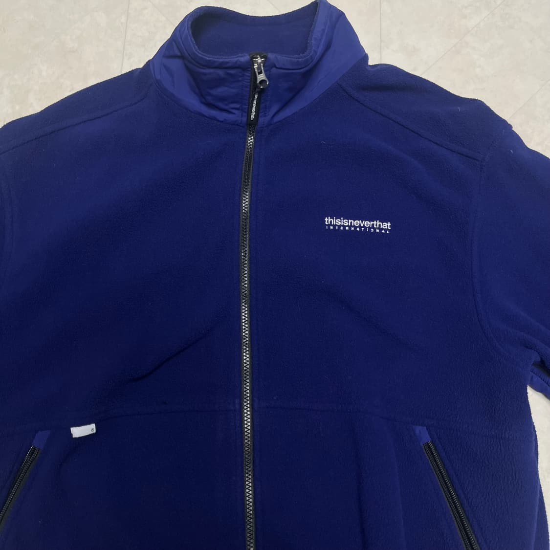 (M)디스이즈네버댓 로고 후리스 집업 블루 상품이미지2