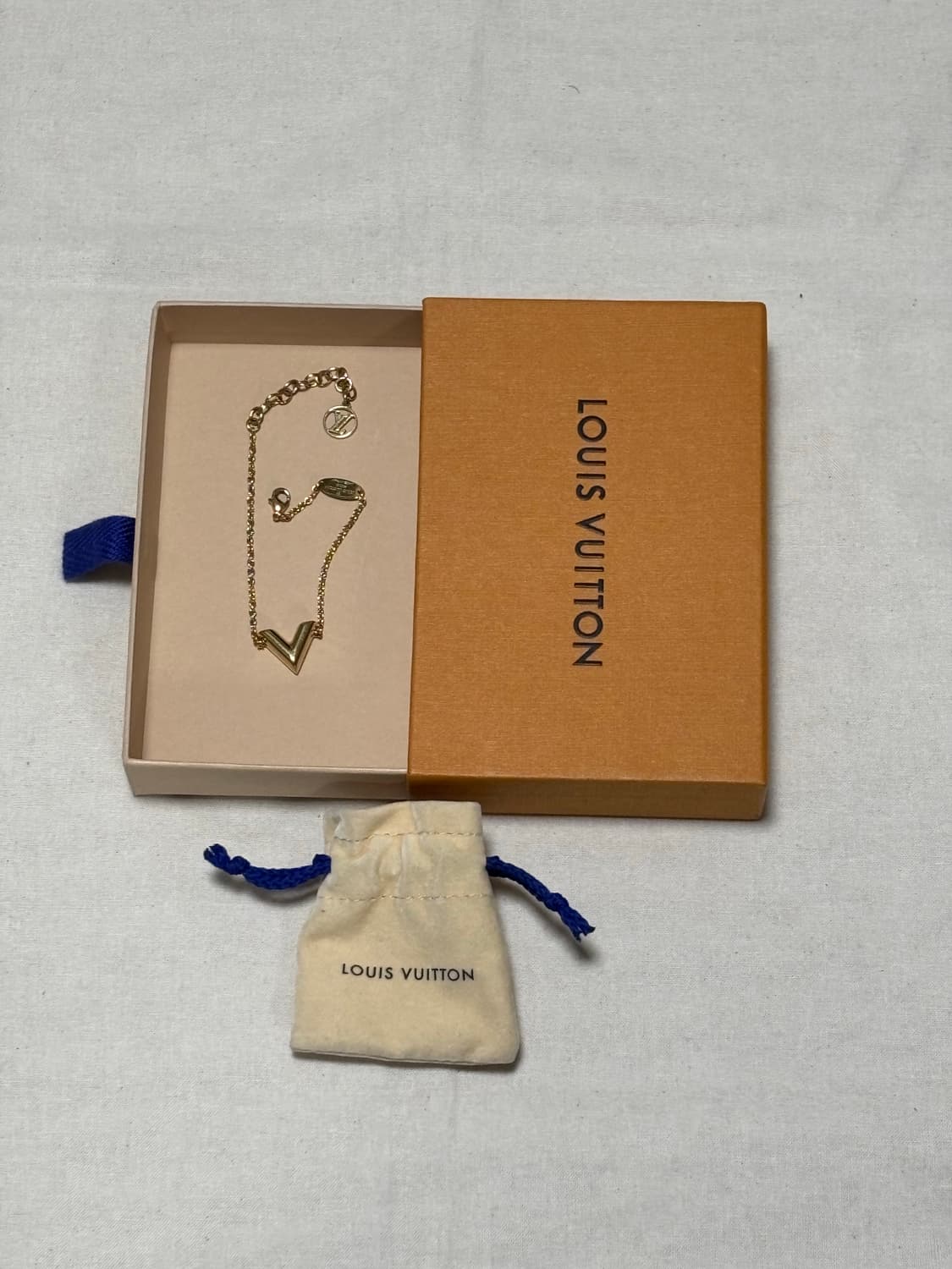 루이비통 에센셜 금장 팔찌  상품이미지1