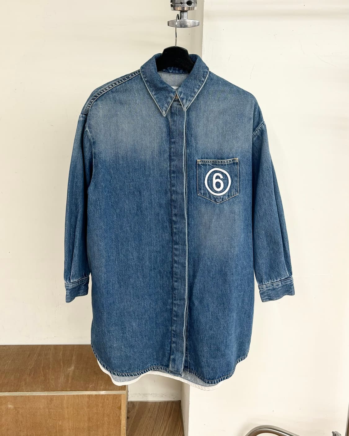 엠엠식스 포켓 자수 오버사이즈 데님 셔츠 상품이미지1