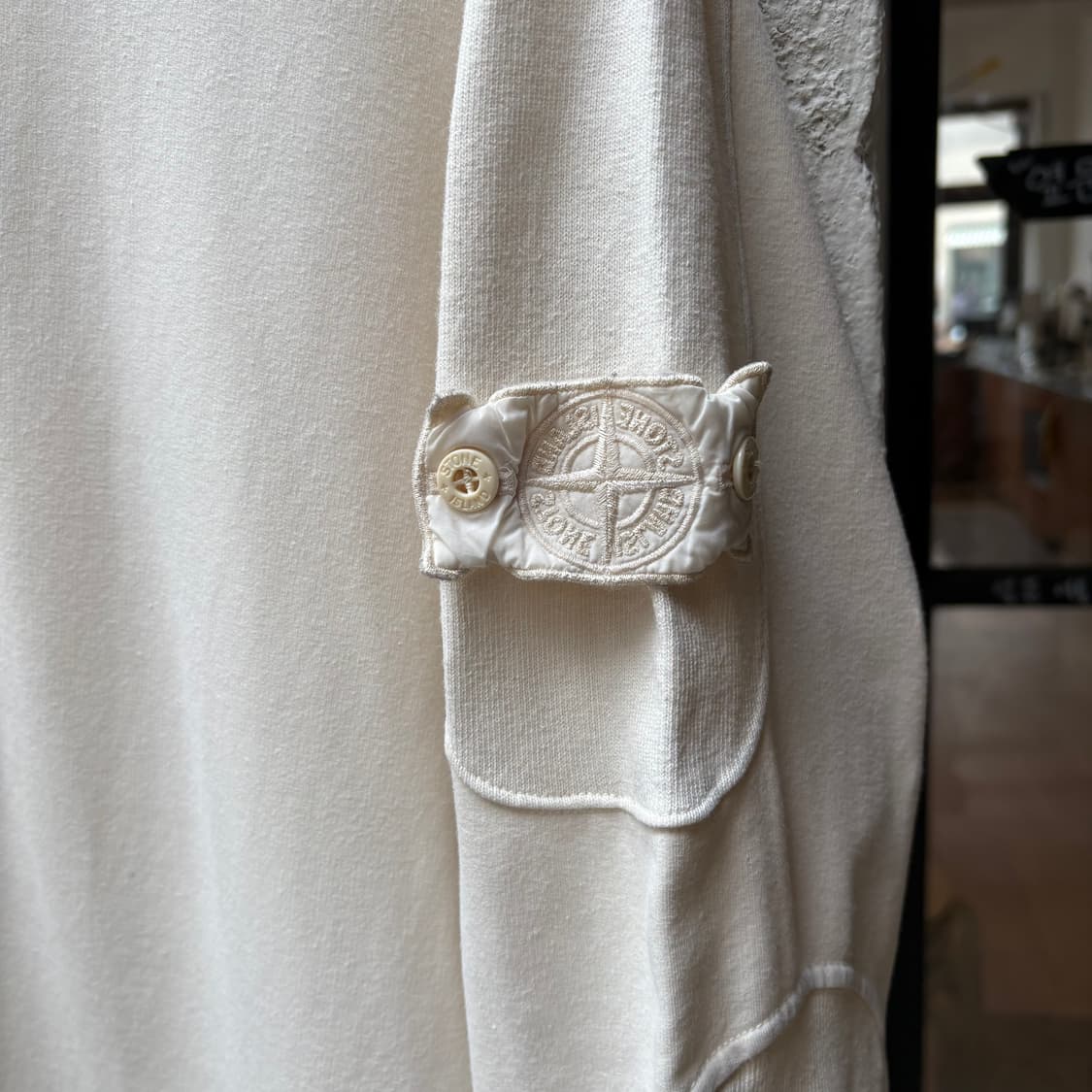 스톤아일랜드 고스트피스 화이트 뱃지 플리티드 스웻셔츠 상품이미지4