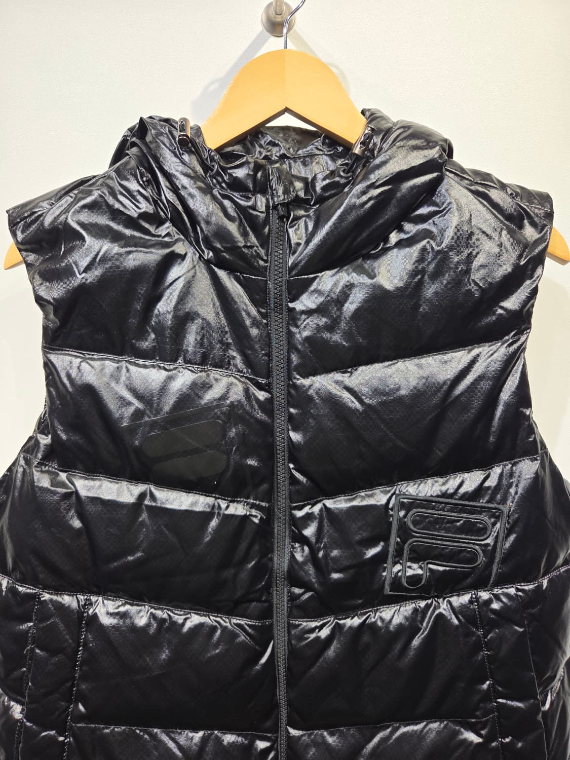 휠라(FILA) 글로시 덕다운 후드 패딩 조끼 상품이미지3