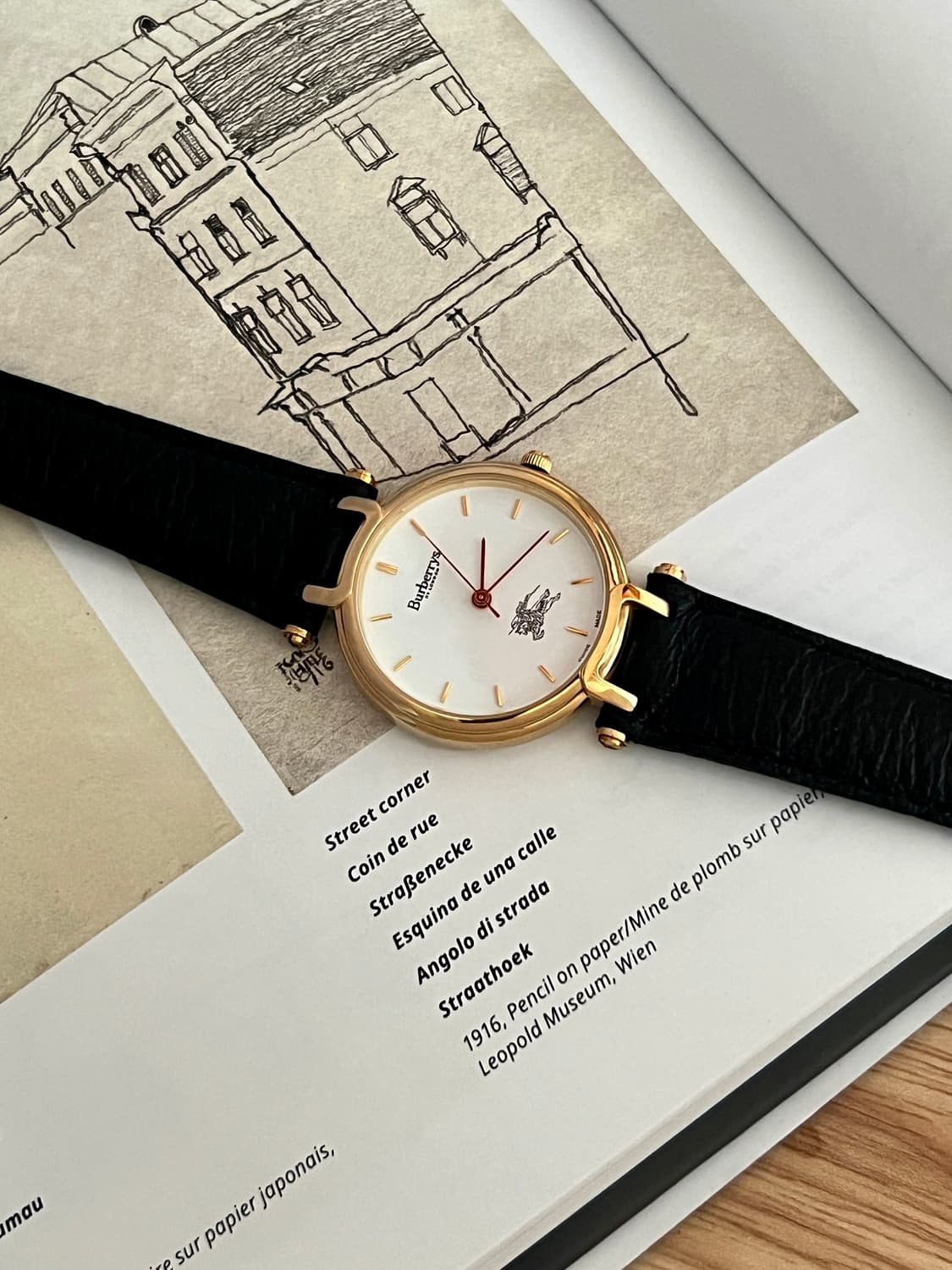 버버리 골드 라운드 화이트 다이얼 시계 / 케어 상품이미지3