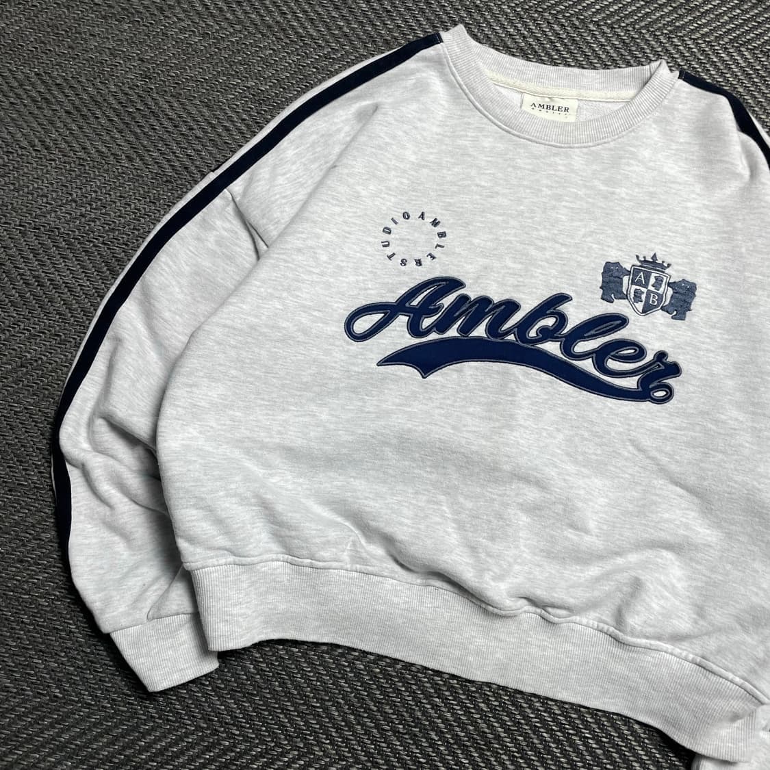 엠블러 빅로고 크롭 스웻 맨투맨 그레이o 5292 상품이미지3