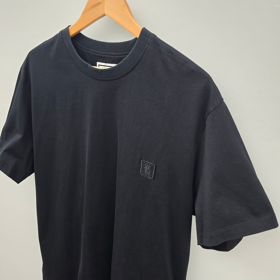 우영미 25SS 시즌 플라워 백로고 티셔츠 블랙 상품이미지4