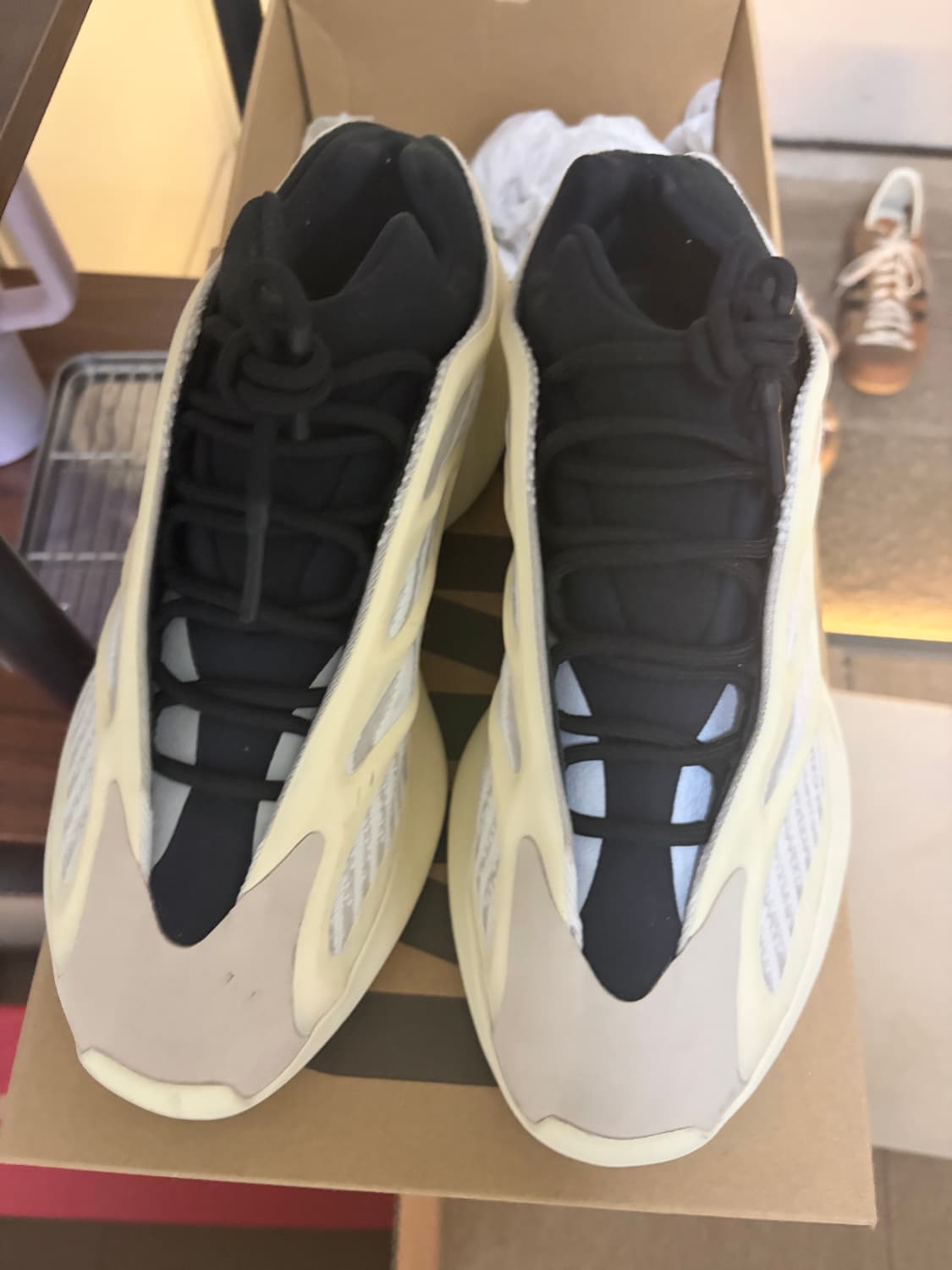 아디다스 이지 700 V3 아자엘 285mm 상품이미지1