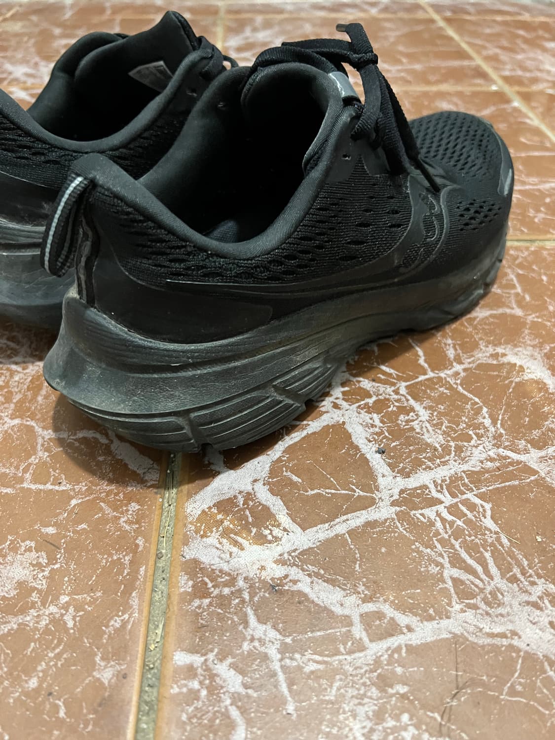 써코니 남성 가이드 18 와이드 트리플블랙 상품이미지3