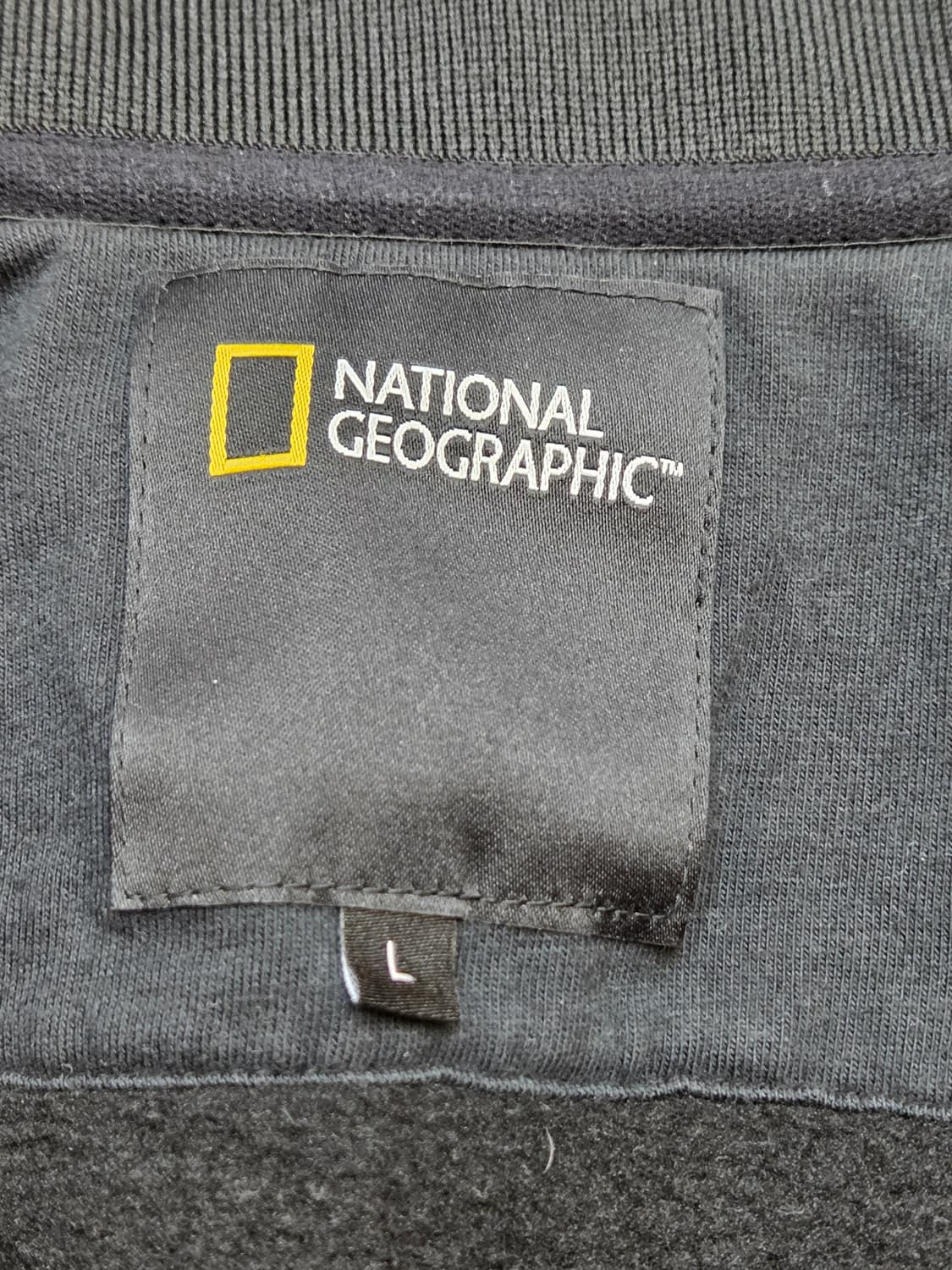 내셔널지오그래픽 남성 니트 풀집업 자켓입니다. 검정색상으로, 무난하게 코 상품이미지4