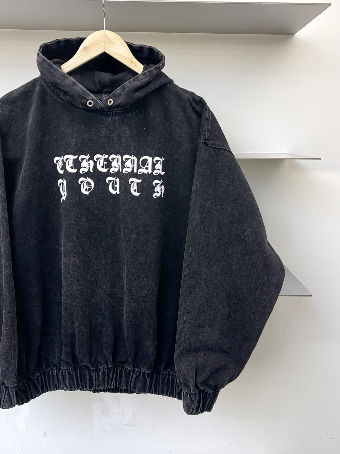 리버럴 유스 미니스트리 올드 잉글리쉬 데님 워시드 후드티 상품이미지2