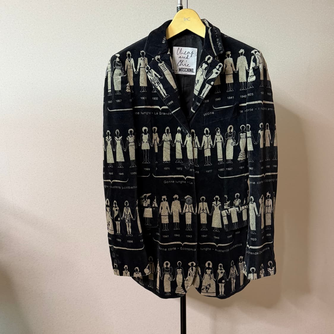 90s 모스키노 ‘Fashion Over the Years‘ 벨벳 자켓 상품이미지1