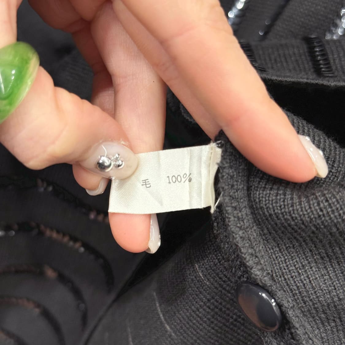 끌로에 울 니트 브이넥 가디건 스팽글 스트라이프 디테일 크롭핏 블랙 상품이미지8