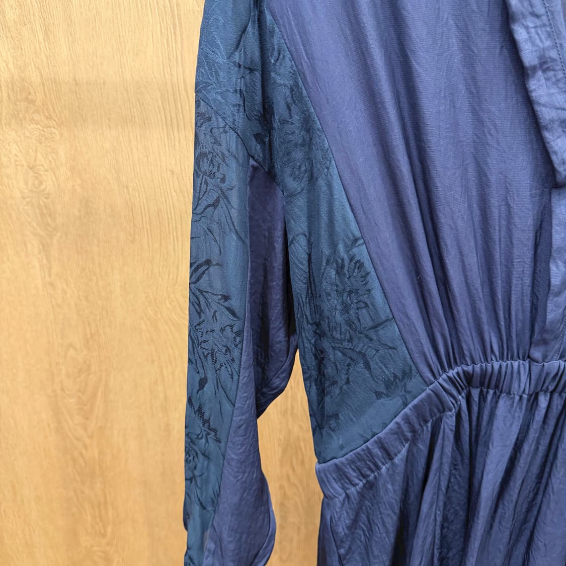 빈스 롱 원피스 플라워 패턴 셔링 브이넥 플레어 디테일 루즈핏 네이비 상품이미지6